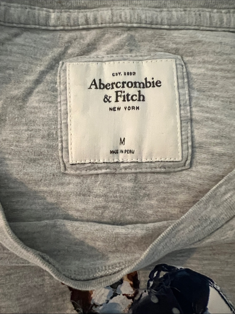 Abercrombie & Fitch T-Shirt - Medium - Dog with 3D Bowtie - Picture 2 of 4